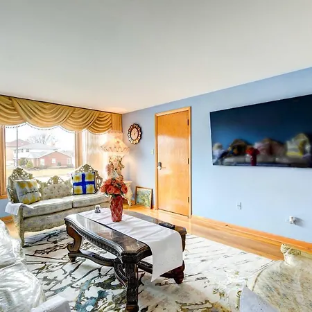 Oak Lawn Apartment About 2 Mi To Ford City Mall!