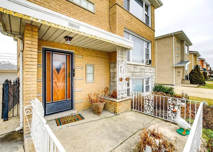 ~ 2 Mi To Ford Mall! Apartment