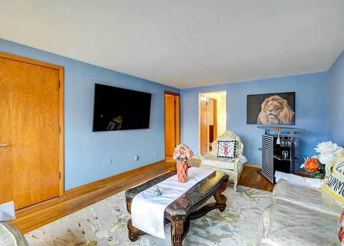 ~ 2 Mi To Ford Mall! Apartment *