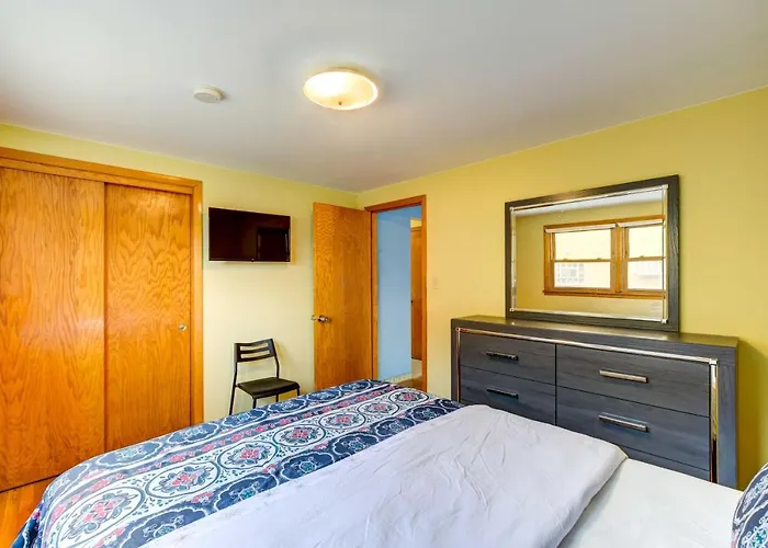 ~ 2 Mi To Ford Mall! Apartment Oak Lawn
