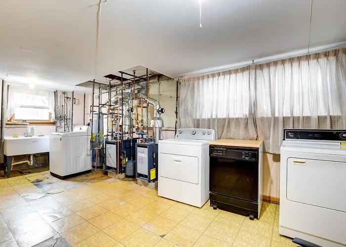 ~ 2 Mi To Ford Mall! Apartment *