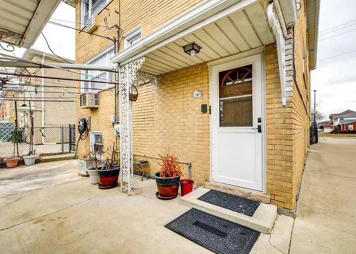 ~ 2 Mi To Ford Mall! Apartment *