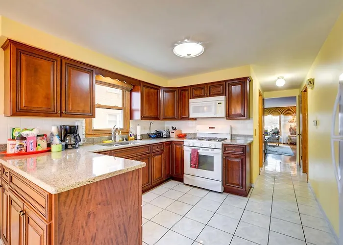 Apartment ~ 2 Mi To Ford Mall! *