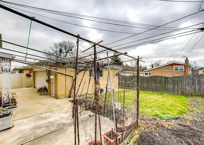 ~ 2 Mi To Ford Mall! Apartment